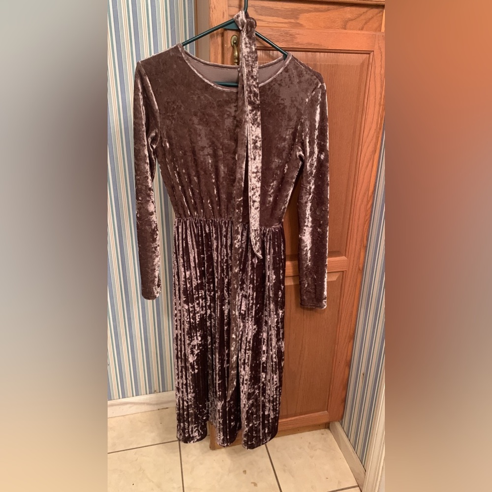 Long sleeve below the knee dress.